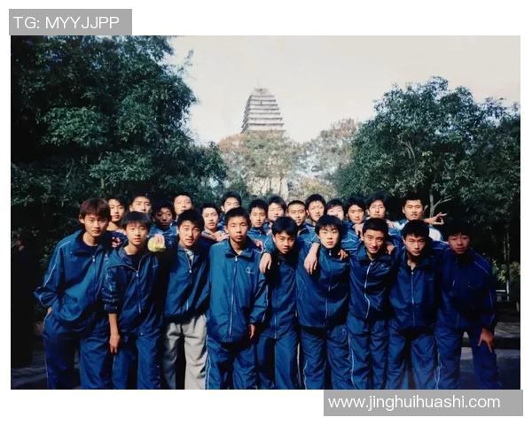 足球明星与儿时好友重聚握手瞬间感动无数球迷的温暖故事 足球明星与儿时好友重聚握手瞬间感动无数球迷的温暖故事