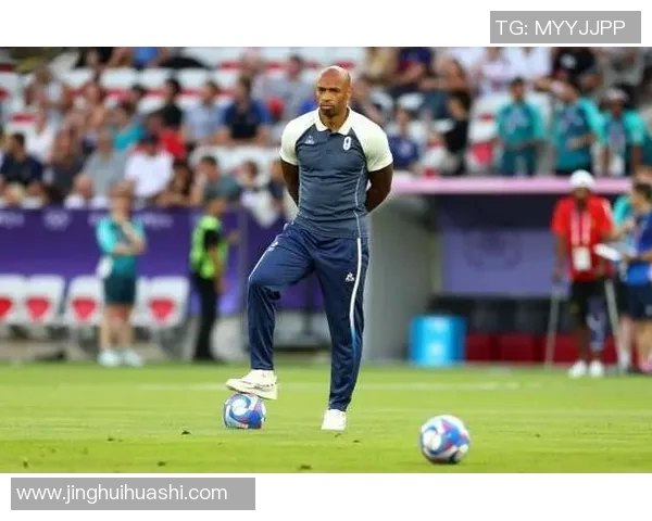 足球明星穿戴手套踢球瞬间的精彩图片展示与分析 足球明星穿戴手套踢球瞬间的精彩图片展示与分析