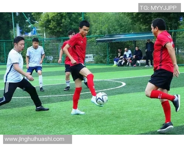 重庆足球队的团队协作揭秘：如何在绿茵场上实现完美配合与默契合作